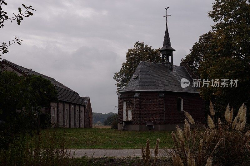 在多云的天气里，在Aijen和Well之间的Kamp小村庄的saint - rochuskapel教堂。由Derck Daemen于1715年创立。礼拜堂在1945年严重受损，但于1959年重建。